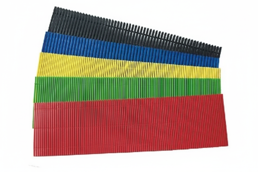 Kunststoff-Klötze gestapelt - geschärft und freigestellt